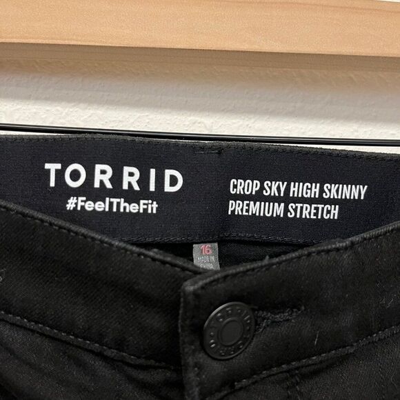 Torrid Black Ripped Distressed Sky High Skinny Crop Jeans - Size 16 - Picture 4 of 6